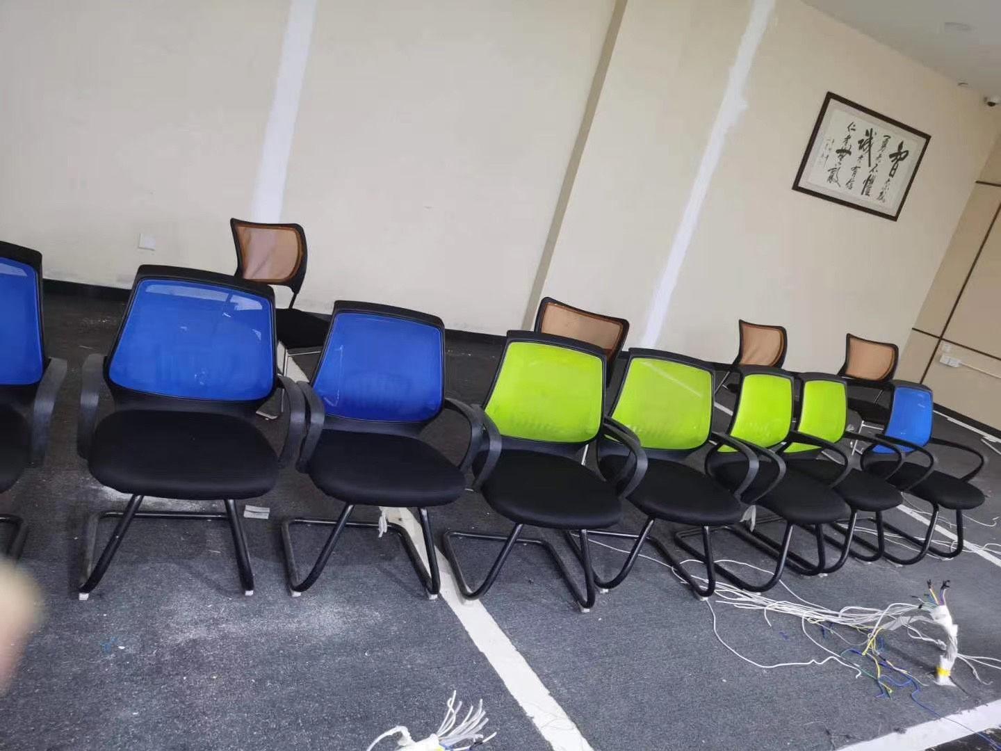 昆明電腦桌、辦公桌回收、辦公椅，及現(xiàn)代家具回收，地毯以及各種辦回收、公用品等